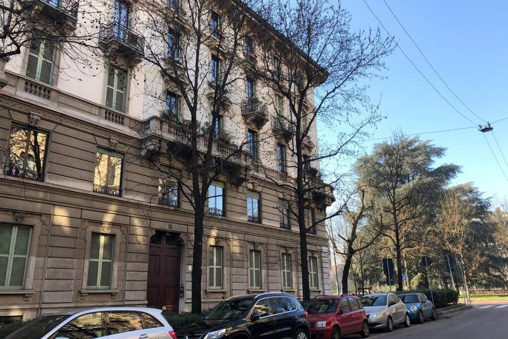 Casa Alberto Da Giussano, Elegante Bilocale In Centro Con Balcone Sul Parco Milan Bagian luar foto