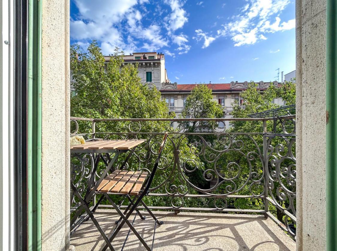 Casa Alberto Da Giussano, Elegante Bilocale In Centro Con Balcone Sul Parco Milan Bagian luar foto
